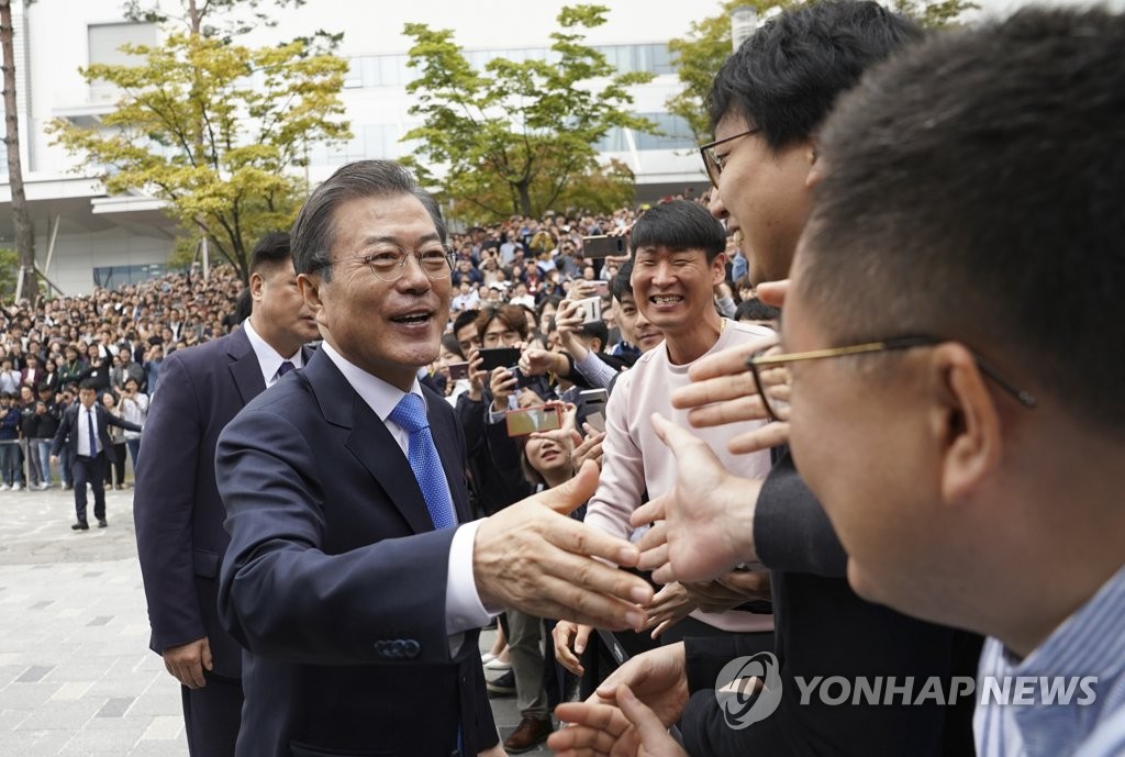 문 대통령 반기는 삼성 아산공장 직원들