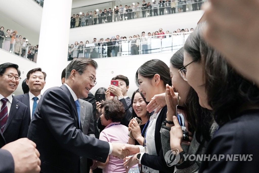 충남도민과 인사하는 문 대통령