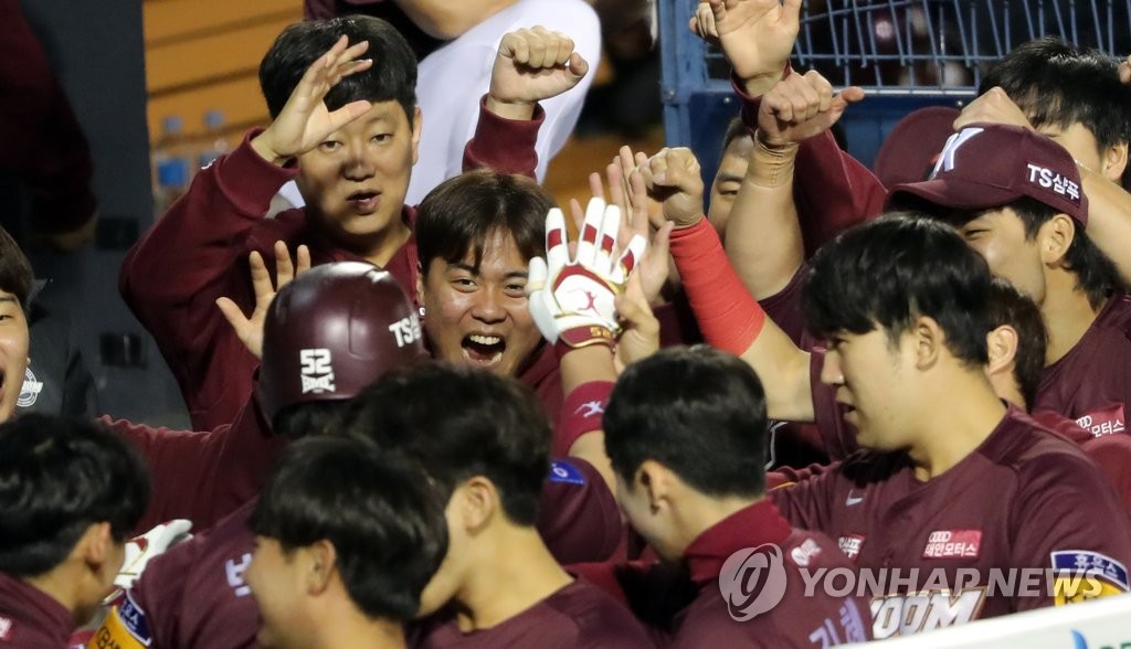 1회부터 홈런포 날린 박병호