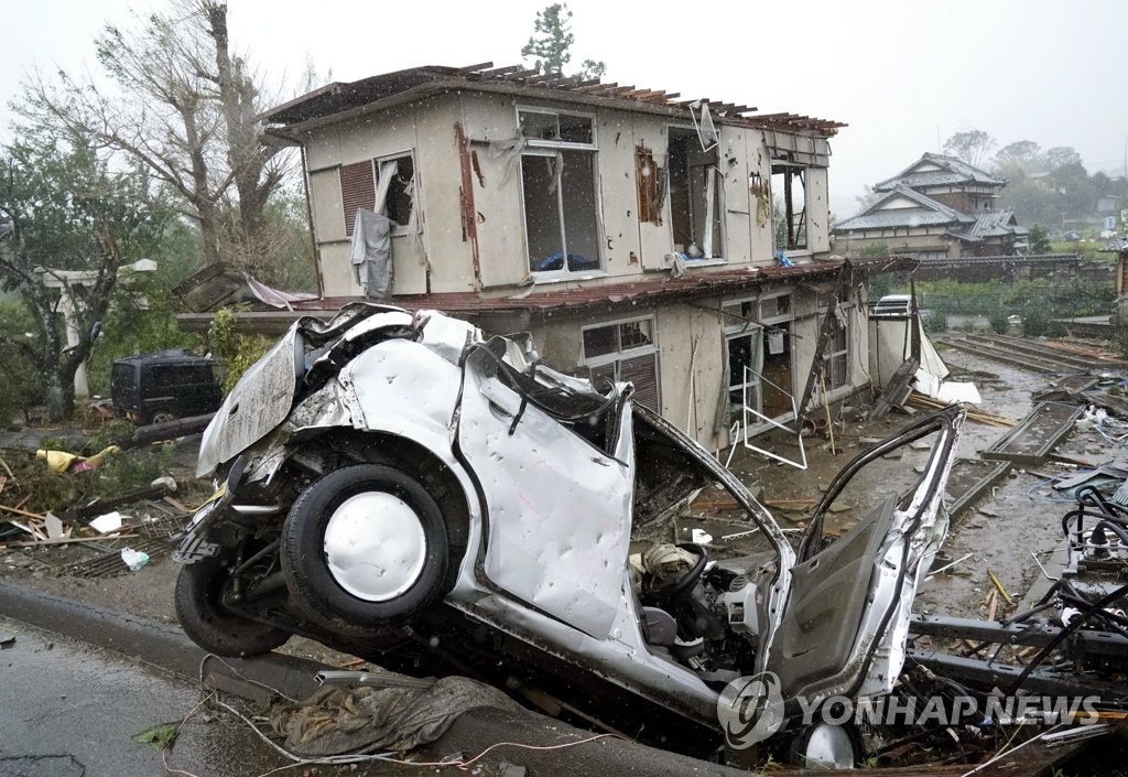 태풍 하기비스 일 강타…넘어진 차량과 파손된 주택