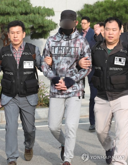 창원 초등생 뺑소니 피의자 입국