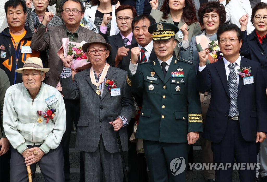 기념사진 찍는 전쟁영웅과 가족