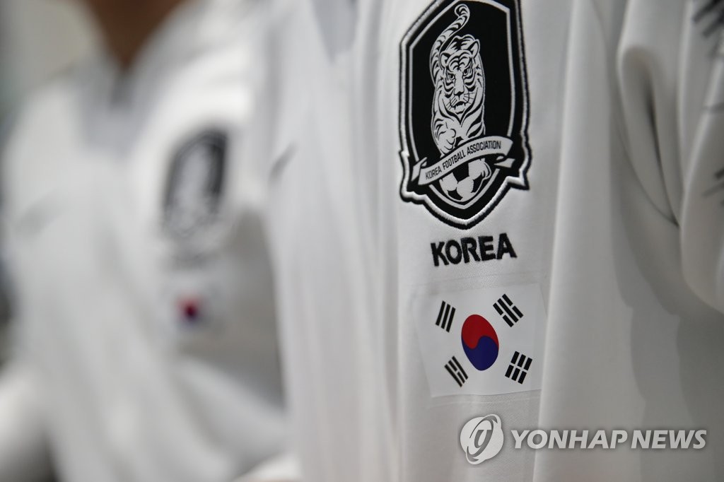 유니폼에 새겨진 태극기