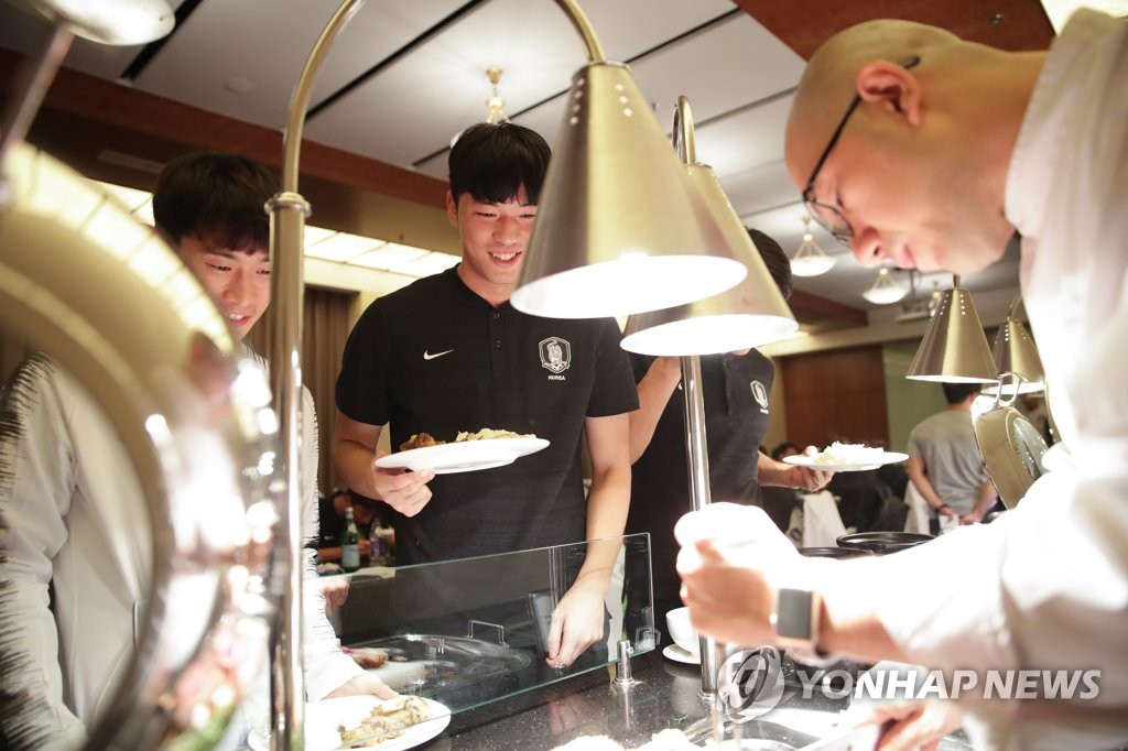 저녁 식사 즐기는 한국축구 대표팀