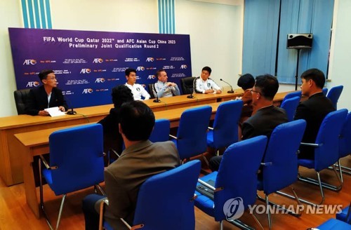 파울루 벤투 한국 축구대표팀 감독이 2022년 카타르 월드컵 아시아지역 2차 예선 3차전 북한과의 경기를 하루 앞두고 14일 평양 김일성경기장에서 기자회견을 하고 있다