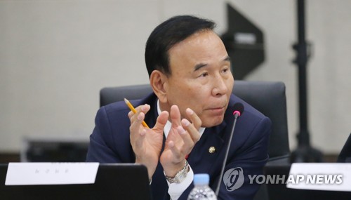 15일 국감에서 질의하는 박덕흠 의원