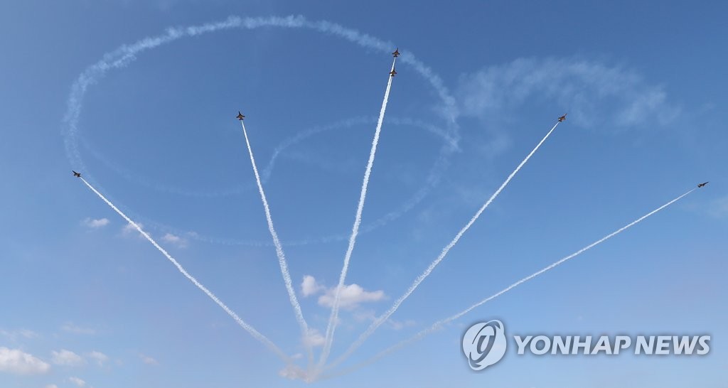 '푸른하늘 도화지 삼아'