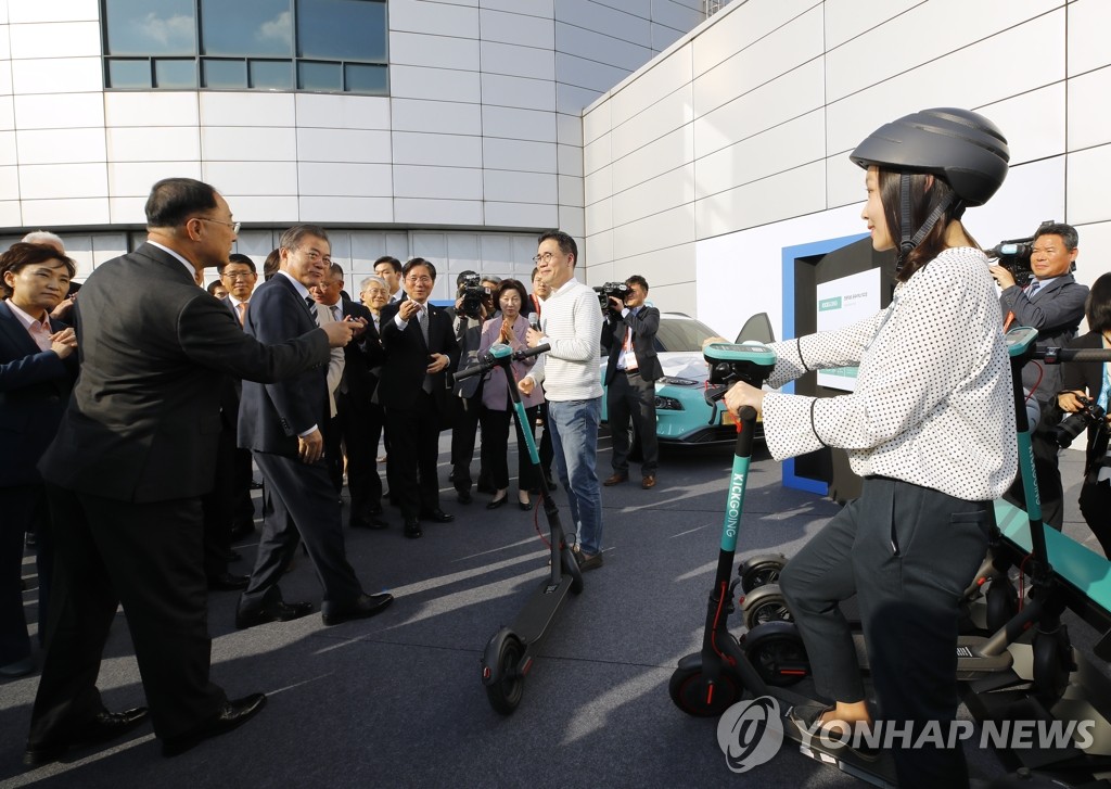 전동킥보드 공유서비스 '킥고잉' 설명 듣는 문 대통령