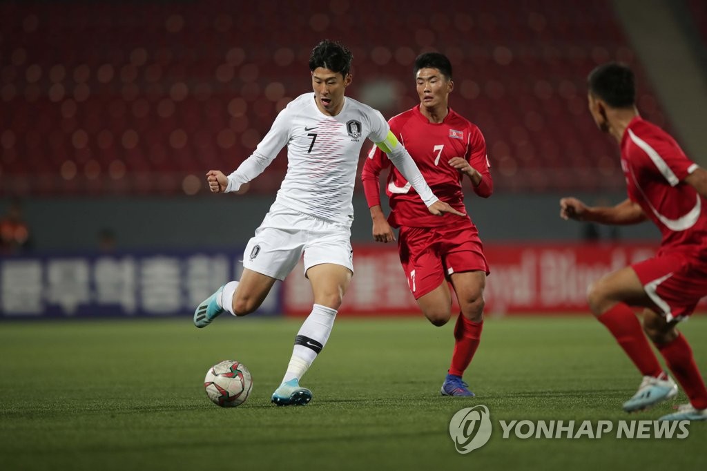 월드컵 2차 예선 한국-북한 경기에서 슛하는 손흥민(왼쪽)