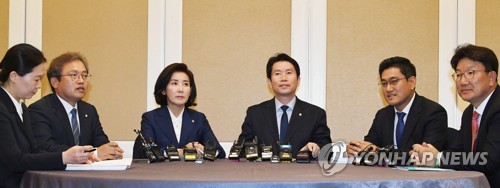 '3+3' 회동하는 여야 3당 원내대표와 의원들