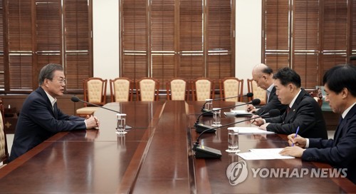 법무부 차관과 검찰국장 면담하는 문 대통령
