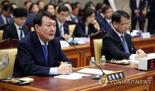 의원 질문 답하는 윤석열 검찰총장