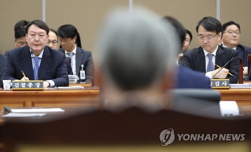 답변하는 윤석열 총장