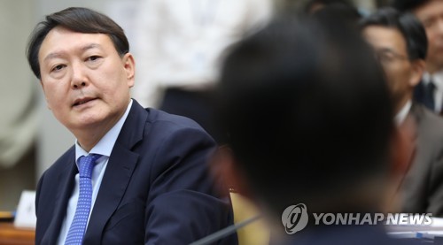 의원 질의에 답하는 윤석열 총장