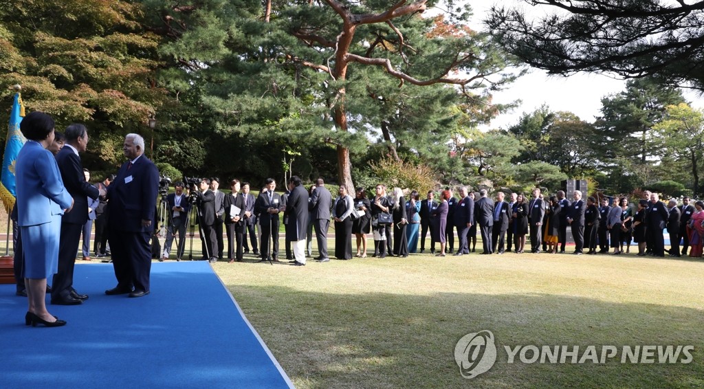 문 대통령과 악수 기다리는 대사들