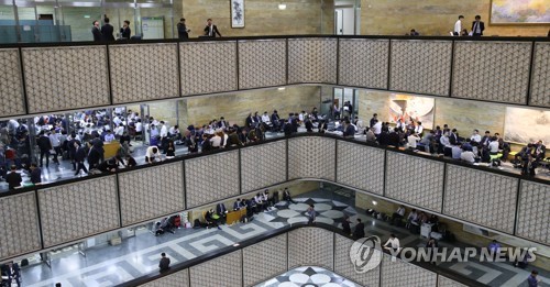 국정감사 종반전, 국감장 앞 관계자들