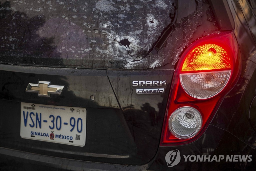 멕시코 도심 총격전에 총알구멍 뚫린 차량