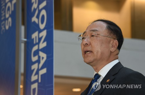 인터뷰하는 홍남기 부총리 겸 기획재정부 장관