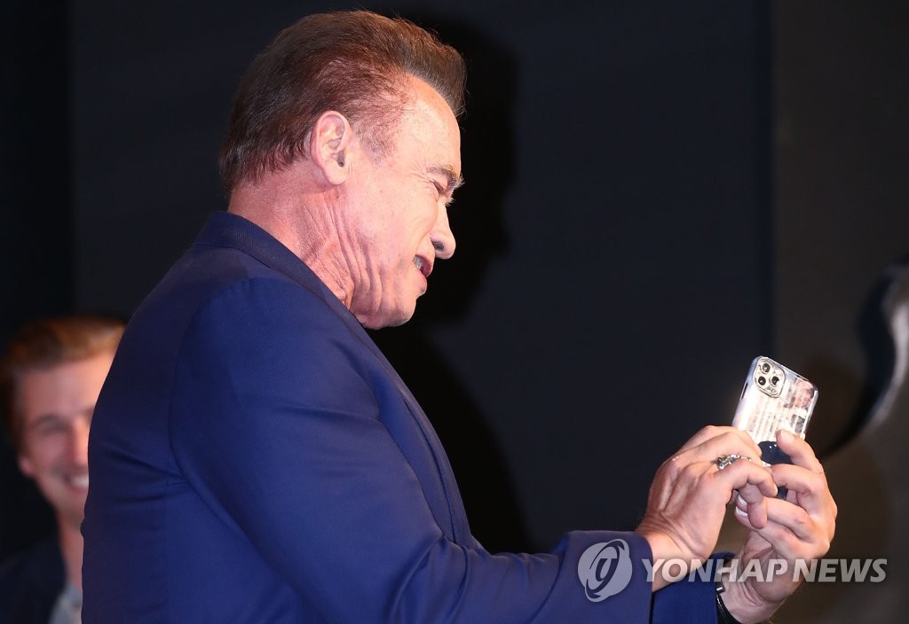 취재진 촬영하는 아널드 슈워제네거