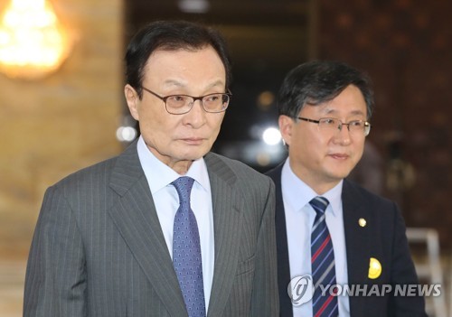 의원총회 참석하는 이해찬