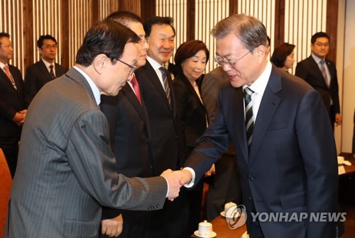 이해찬 대표와 악수하는 문 대통령