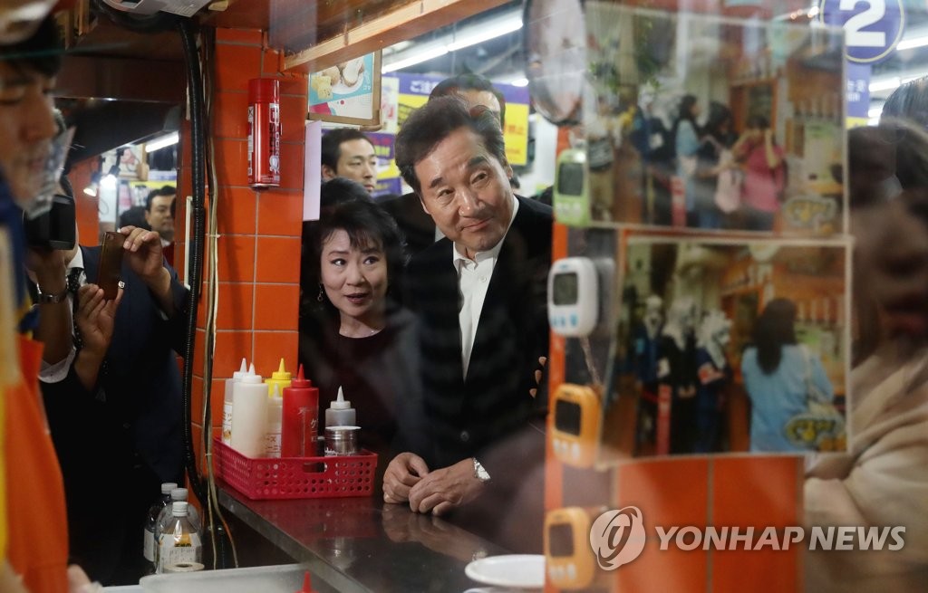 도쿄 한인상가 방문한 이낙연 총리