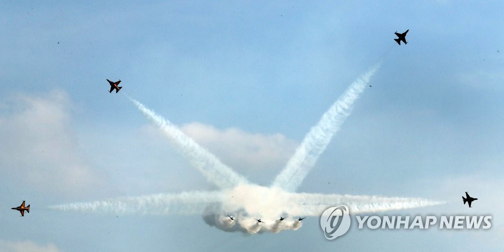 멋진 에어쇼 펼치는 블랙이글스