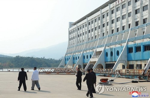 김정은, 금강산관광 현지지도…"南에 의존한 선임자들 매우 잘못"