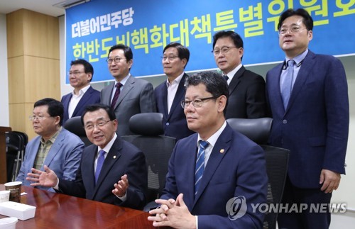 '기념촬영은 하지만'