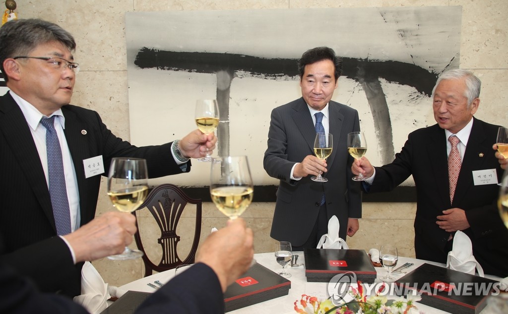 이낙연 총리, 일본 동포들과 건배