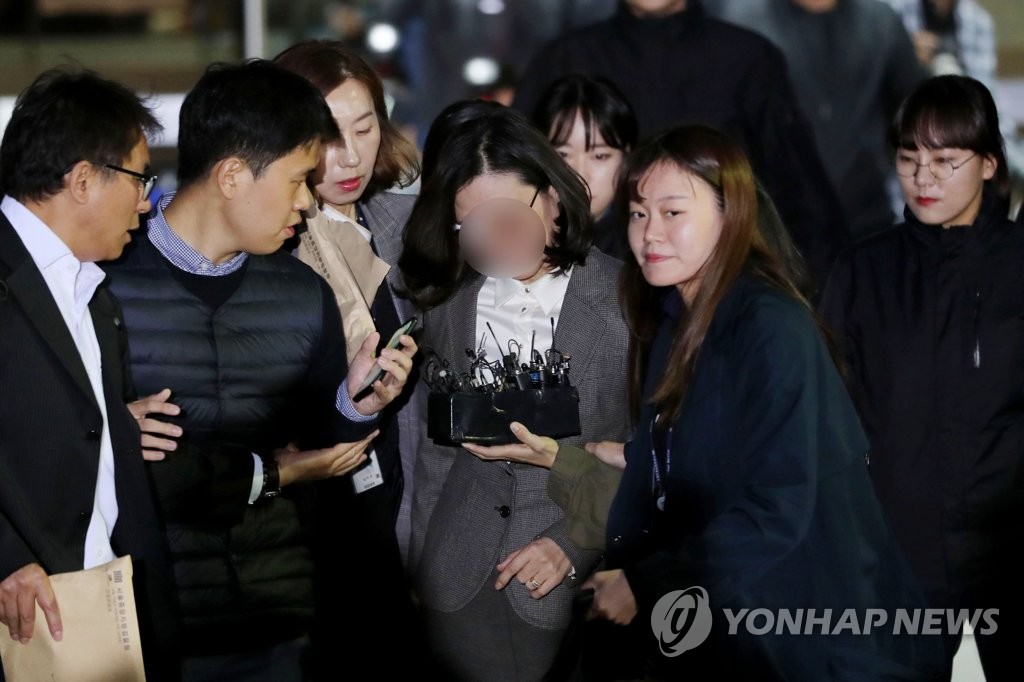 호송차로 향하는 정경심 교수