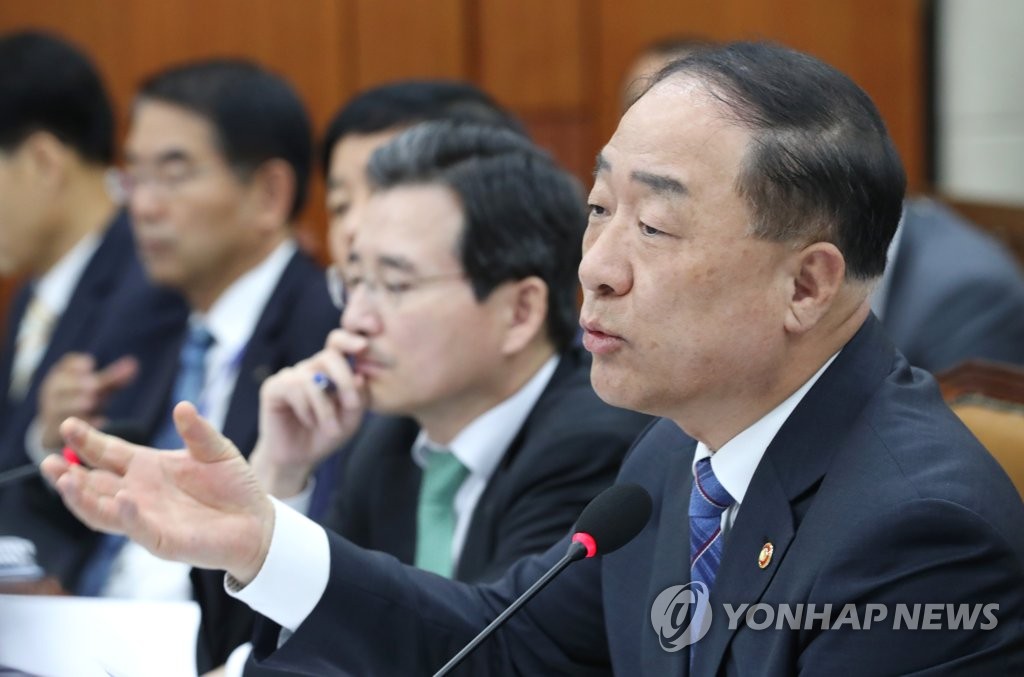 답변하는 홍남기 경제부총리