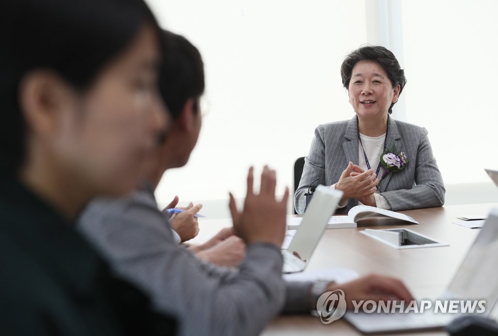 질문 답하는 노정혜 이사장