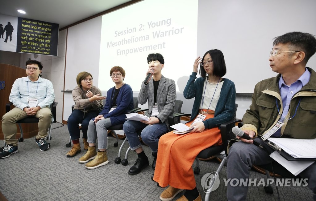 석면 위험성 강조하는 피해자
