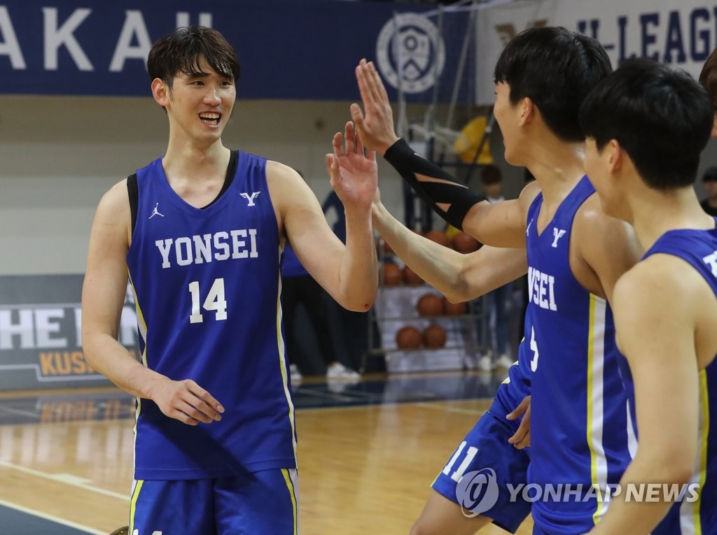 축하받는 김경원