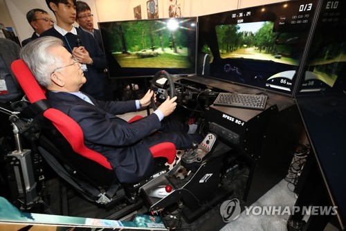 레이싱 게임 체험하는 김용삼 차관