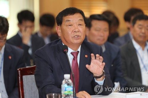 답변하는 김성언 제주도 정무부지사 예정자