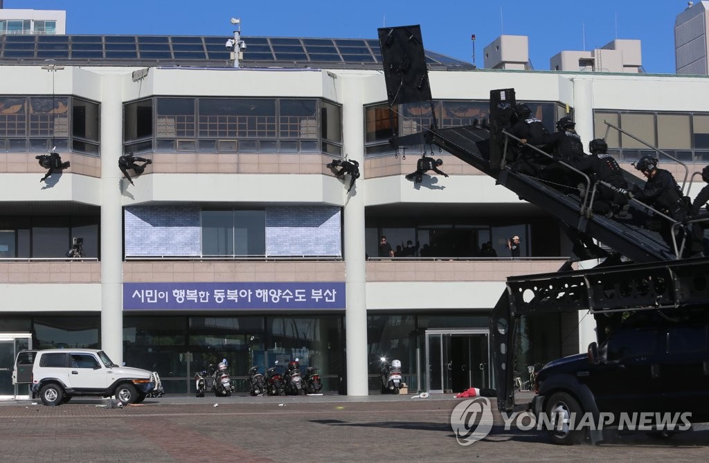 순식간에 건물 장악한 경찰