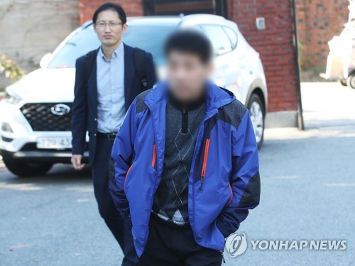 참고인 조사 출석하는 '화성 8차 사건' 윤모씨
