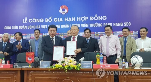 베트남 축구 대표팀과 재계약한 박항서 감독