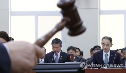 국방위 전체회의에서 의사봉 두드리는 민홍철 간사