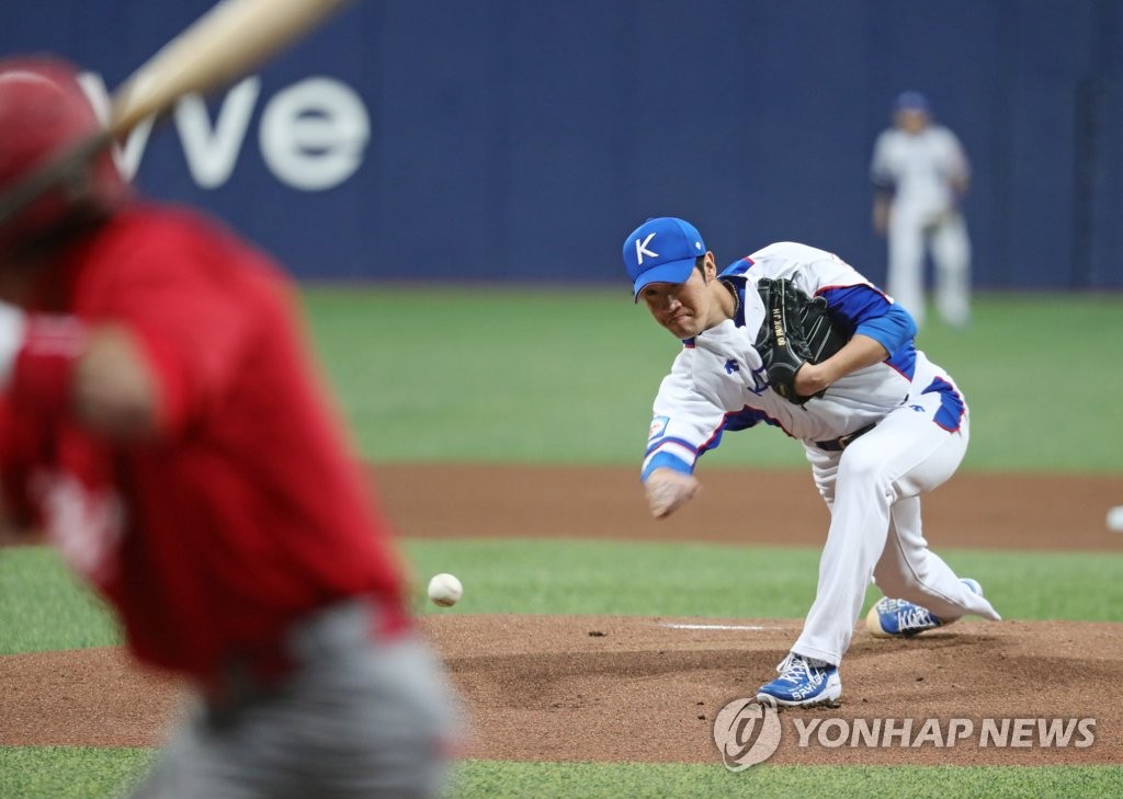 Park Jong-hoon pitches for Korea at Premier12 game Park Jong-hoon pitches for Korea at Premier12 game