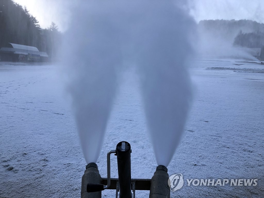 바쁘게 돌아가는 제설기