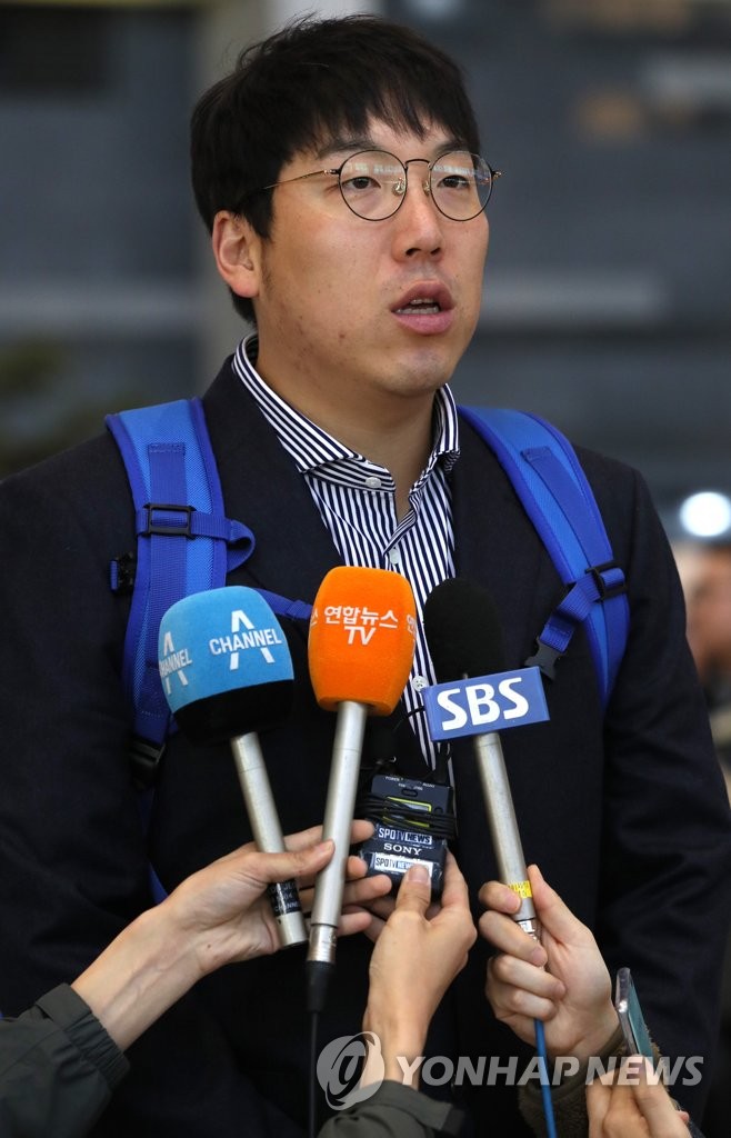 질문 답하는 김현수