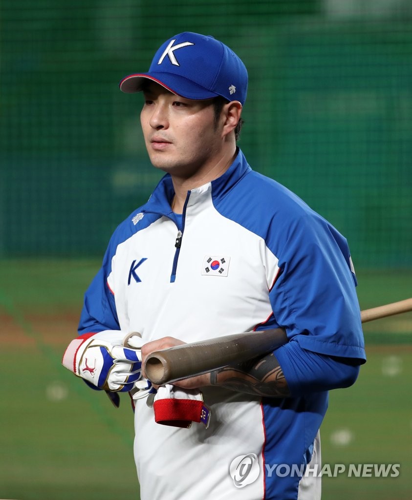 Park Byung-ho of South Korea returns to the dugout after his batting practice at ZOZO Marine Stadium in Chiba, Japan, in preparation for the Super Round at the World Baseball Softball Confederation (WBSC) Premier12 on Nov. 10, 2019. (Yonhap)