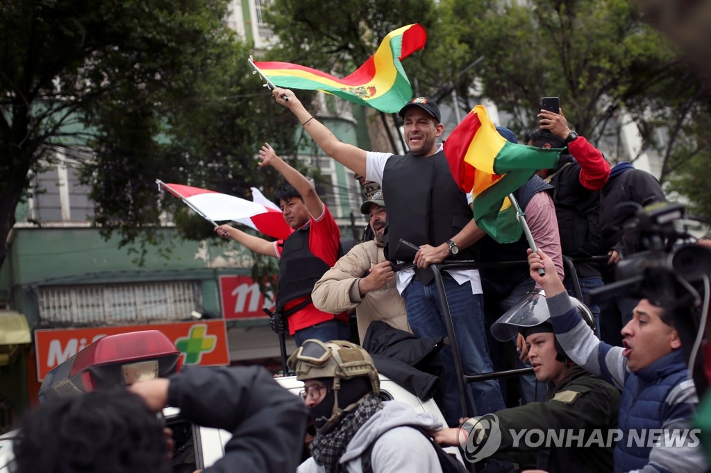 경찰차에 올라가 국기 흔드는 볼리비아 야권 지도자