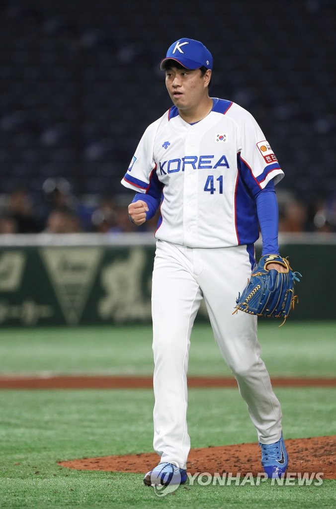 Lee Young-ha of South Korea pumps his fist after striking out Alec Bohm of the United States to end the top of the sixth inning of the teams' Super Round game at the World Baseball Softball Confederation (WBSC) Premier12 at Tokyo Dome in Tokyo on Nov. 11, 2019. (Yonhap)