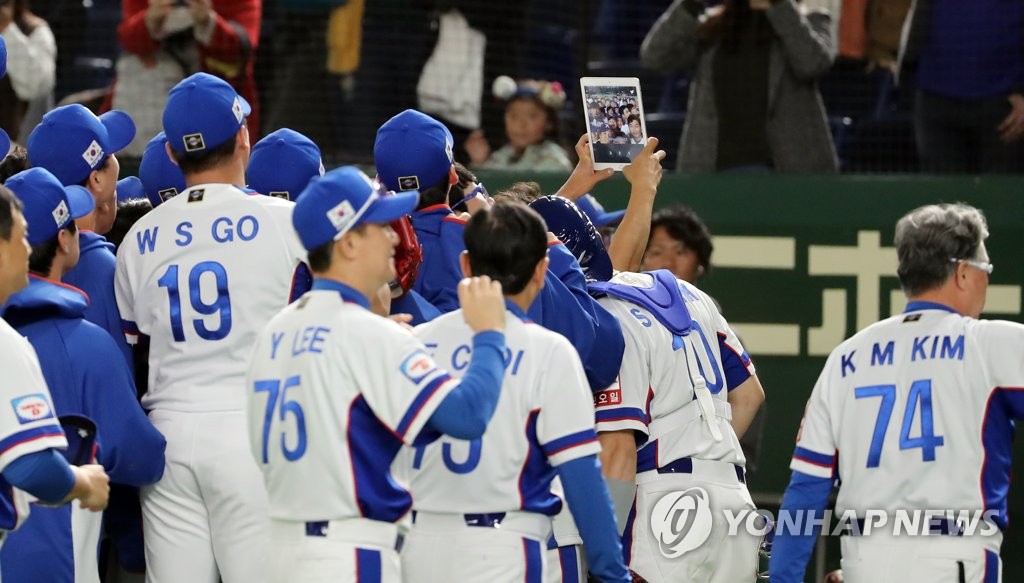 셀카 찍으며 자축하는 한국야구팀