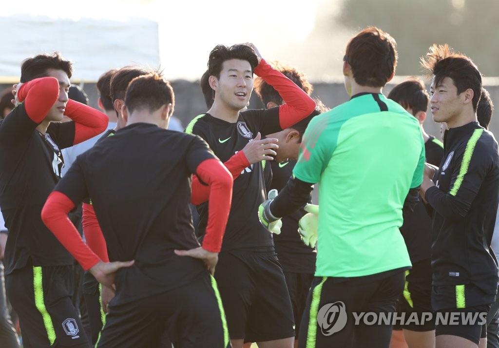 선수들과 대화하는 캡틴