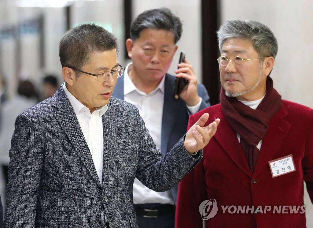 황교안 대표 '김찬형 홍보본부장과 대화하며'